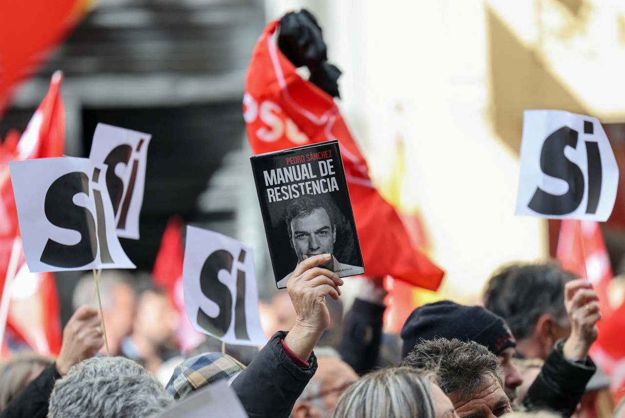 Manifestación de militantes del PSOE por Pedro Sánchez. Foto: Reuters.