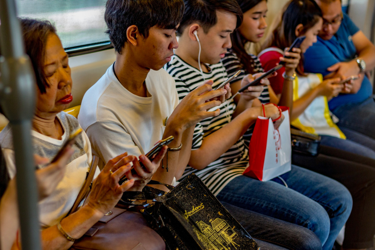 Adicción al celular. Foto: Unsplash.