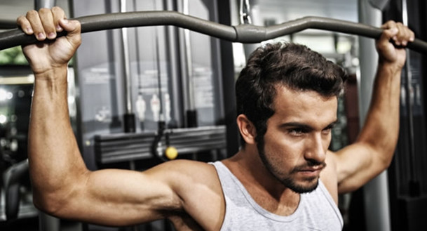 Hombre en el gimnasio 