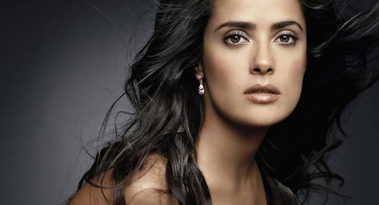 Salma Hayek sorprende con su nuevo look