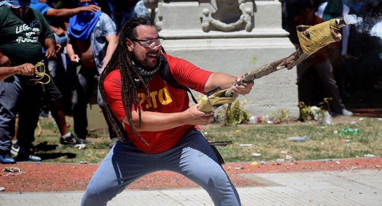 Sebastián Romero (FIT) en manifestación por Reforma Previsional