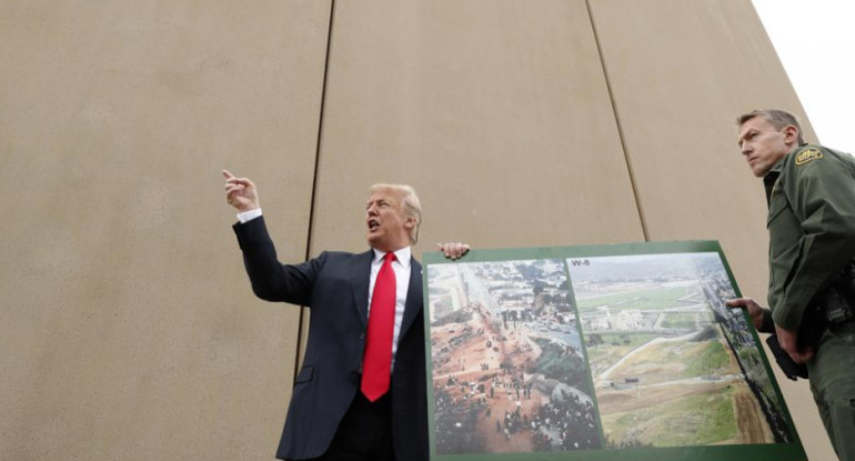 Donald Trump eligiendo muros contra México (Reuters)