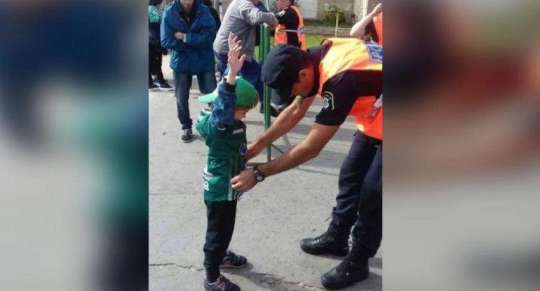 Falso cacheo policial a niño - Polémica - Fútbol