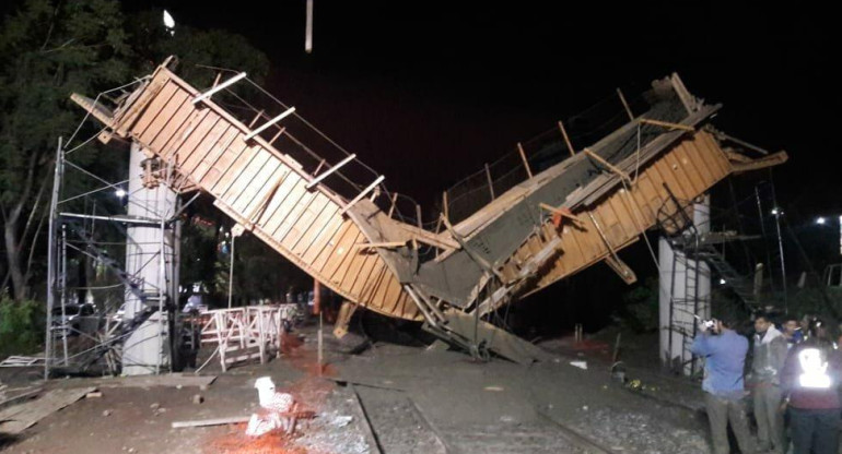 Cayó puente sobre tren San Martín