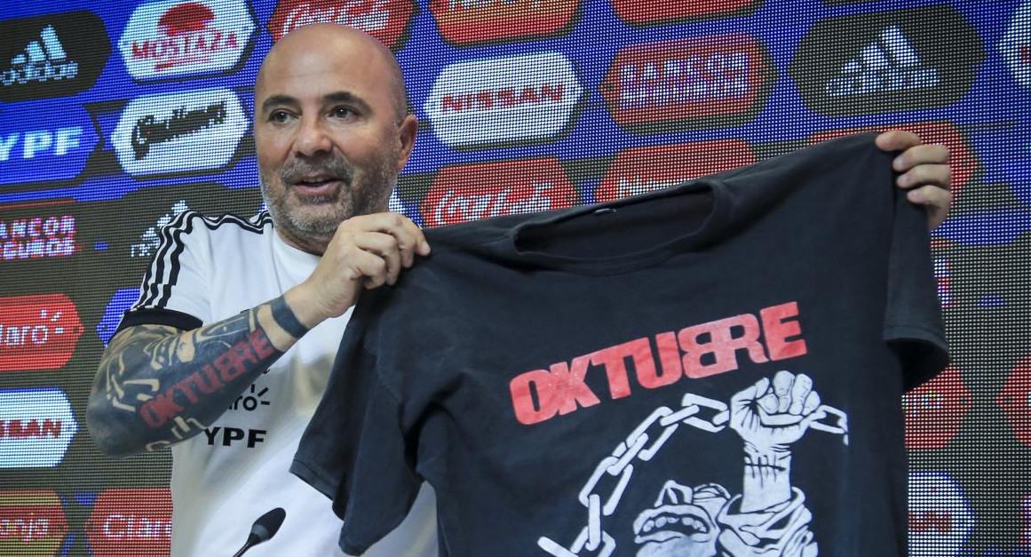 Sampaoli con la remera de Los Rendonditos de Ricota