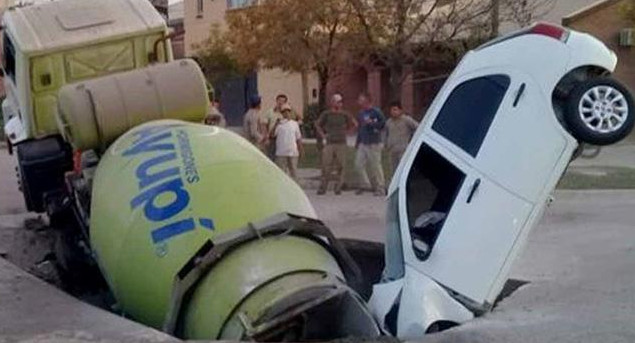 Pozo se traga a camión y auto