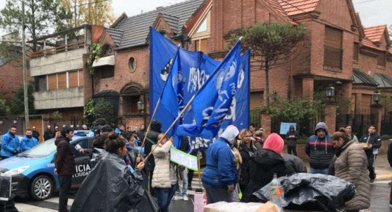 Olla popular frente a la casa de Dujovne, protesta