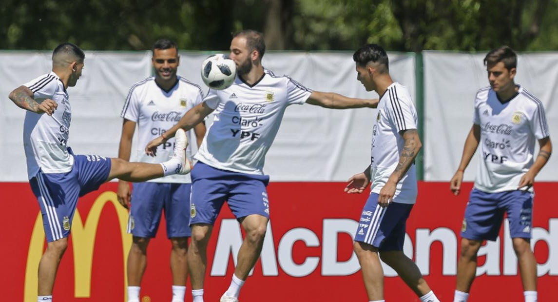 Tras El Decepcionante Debut La Selección Entrenó Y Festejó El Día Del Padre Canal 26