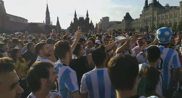 La banda loca de la Argentina alienta a la Selección en Rusia, Diario 26