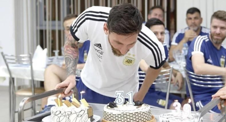 Festejo de cumpleaños de Messi en la concentración de la Selección (@Argentina)