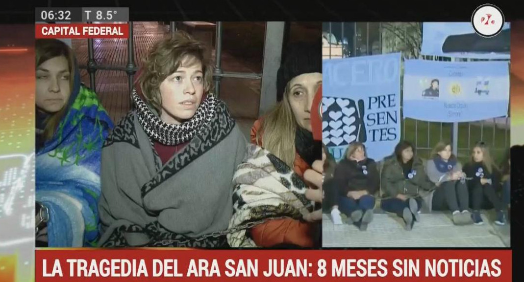 Familiares de tripulantes del ARA San Juan encadenados en Plaza de Mayo (Canal 26)