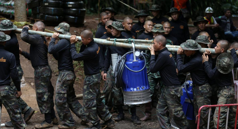 Trabajos para rescatar a niños atrapados en cueva de Tailandia (Reuters)