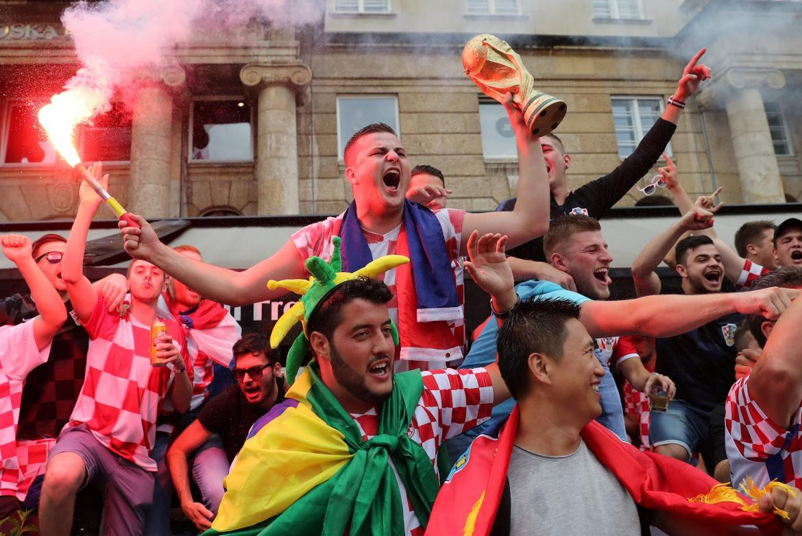 Hinchas croatas - hinchas franceses Fotos Reuters