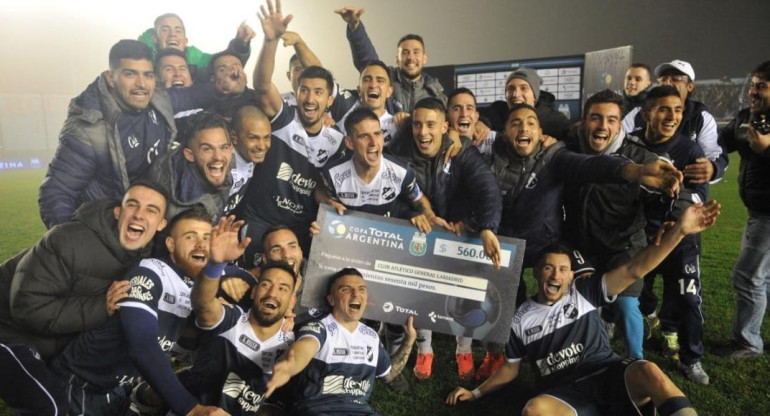 Festejo de Lamadrid tras eliminar a Banfield en Copa Argentina