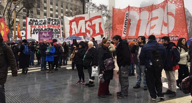 Organizaciones sociales y de DD.HH. manifiestan contra reforma de Fuerzas Armadas