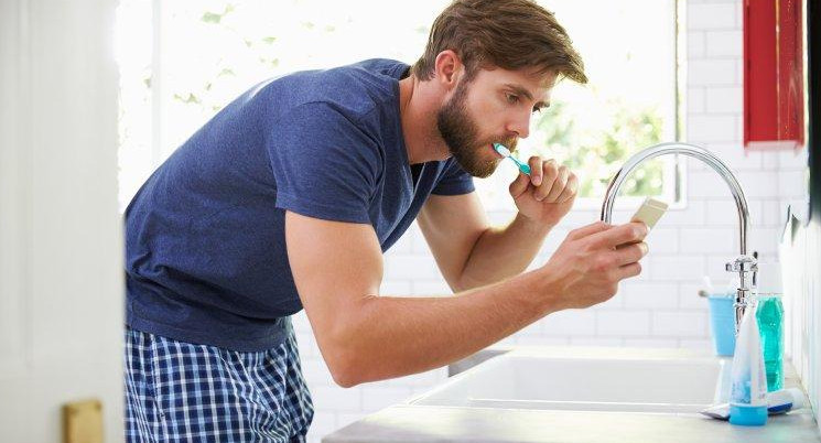 Teléfono celular en el baño