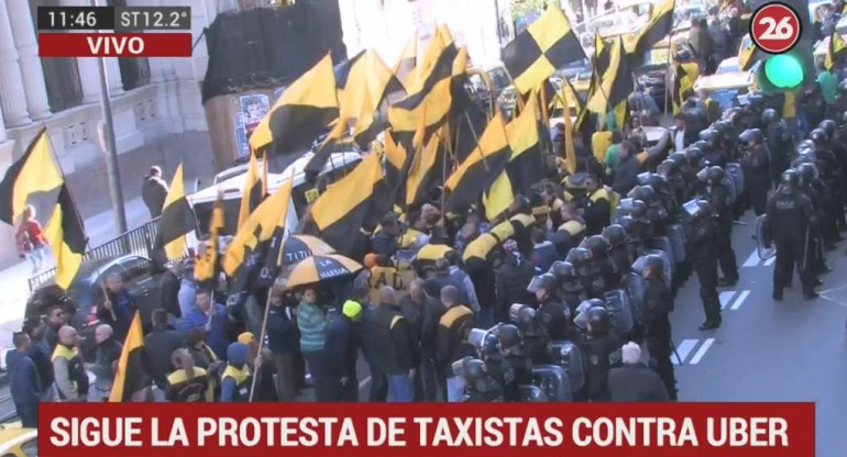 Protesta taxistas contra Uber - Canal 26