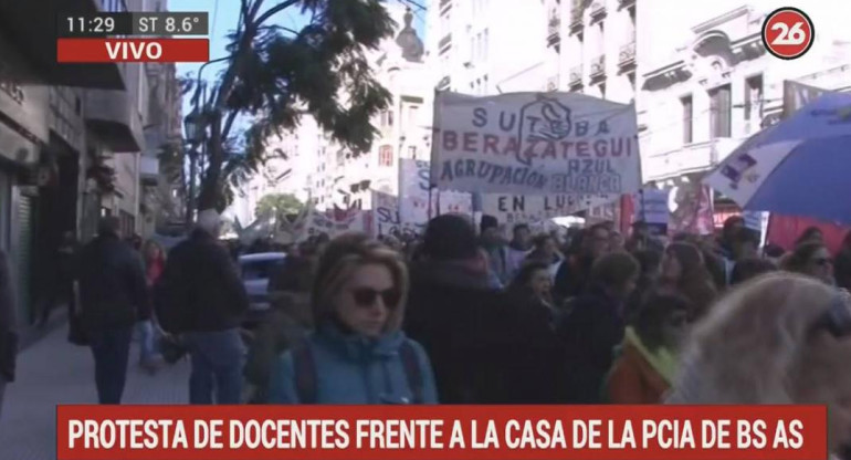 Protesta en el centro porteño de docentes bonaerenses (Canal 26)