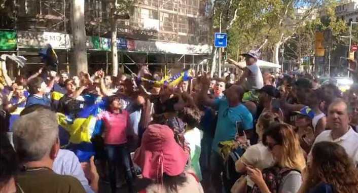 Banderazo de hinchas de Boca en Barcelona