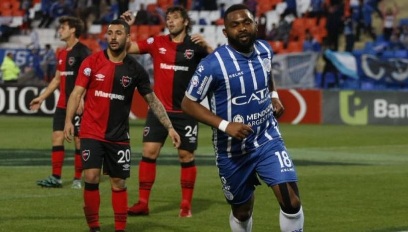 Superliga: Festejo de Godoy Cruz ante Newells - Morro García