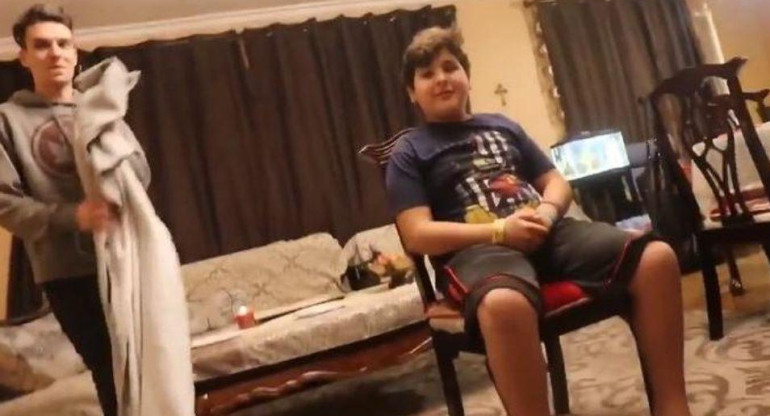 Video viral: le hacen creer a un niño que es invisible