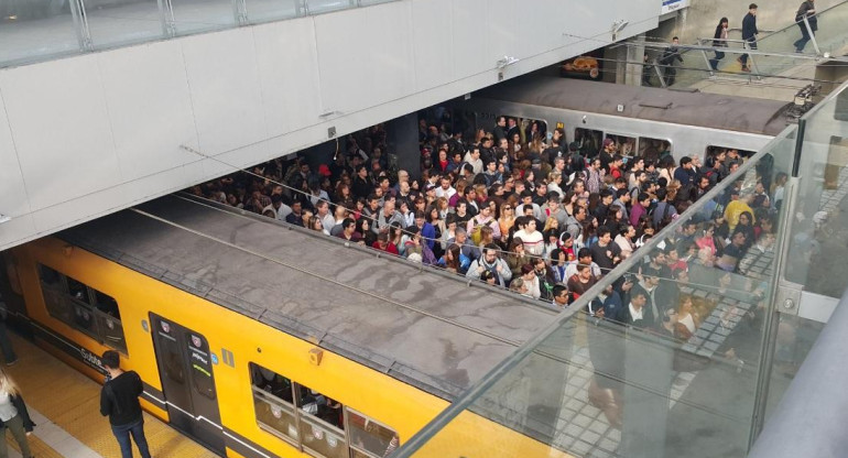 Demora y tensión en el subte C