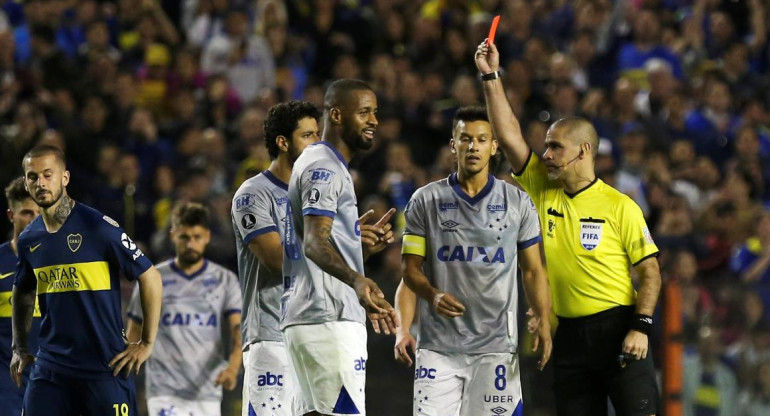 Expulsión de Dede en Boca vs. Cruzeiro (Reuters)