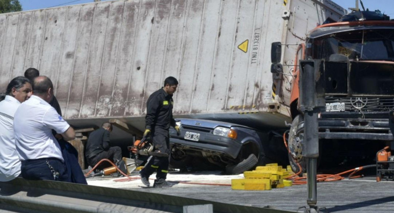 Choque entre camión y auto dejó a madre e hija atrapadas