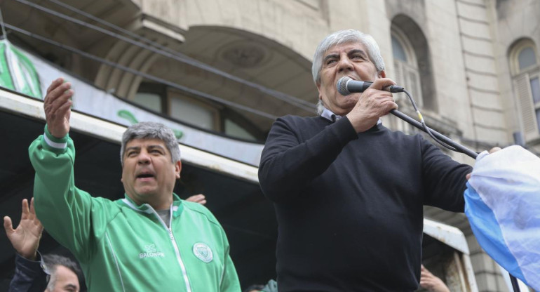 Hugo Moyano y Pablo Moyano en la sede de Asuntos Laborales, NA