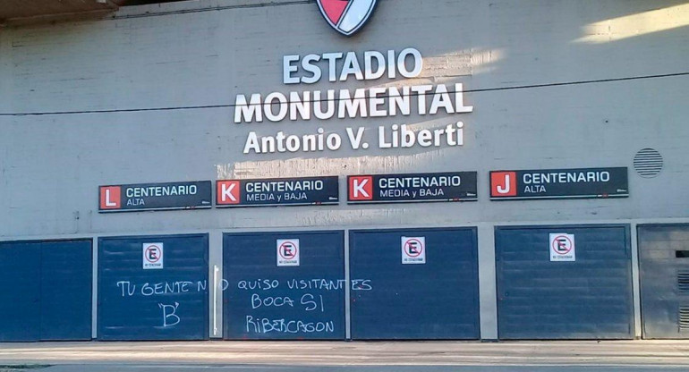 Pintadas de hinchas de Boca en el Monumental 