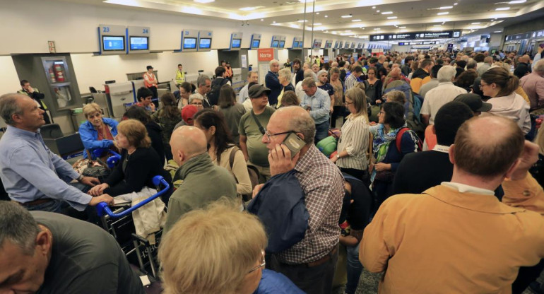 Vuelos suspendidos en Aeroparque por conflicto gremial en Aerolineas Argentinas y Austral, NA