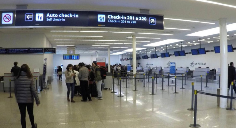 Viajes, aeropuerto de Ezeiza, turistas