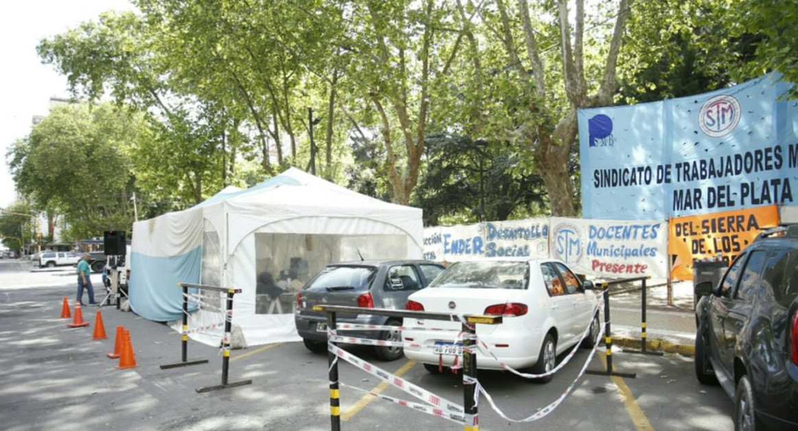 Carpa blanca de municipales en Mar del Plata (0223)