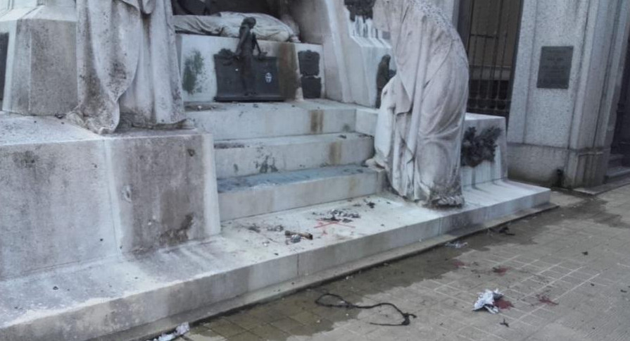 Explosión en mausoleo del Cementerio de Recoleta