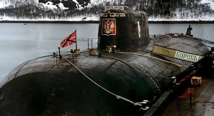 Submarino ruso Kursk, reflotado en el 2001