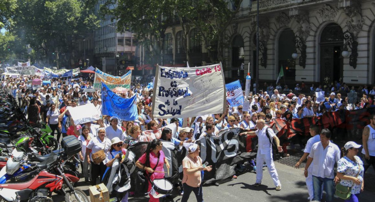 Enfermeros marchan contra la reforma laboral en salud en Plaza de Mayo, NA