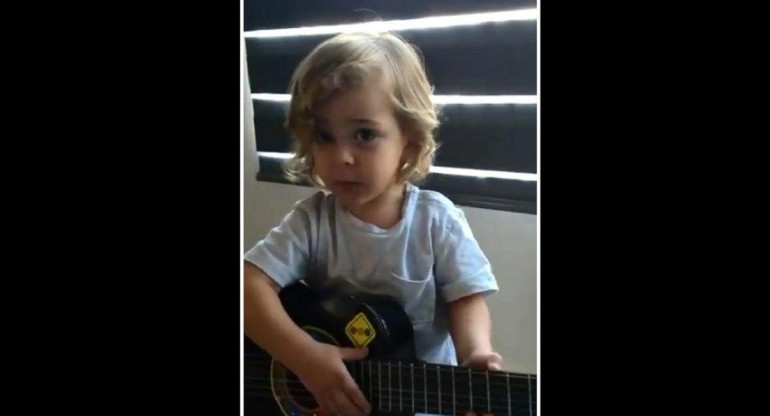 Viral en Facebook: niño sorprende a todos con su imitación de Luis Miguel