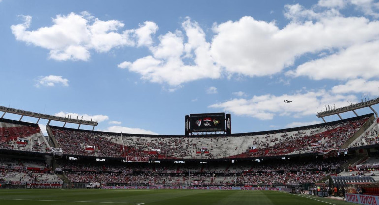 Monumental - Hinchas de River en la previa a la Superfinal Copa Libertadores (Reuters)