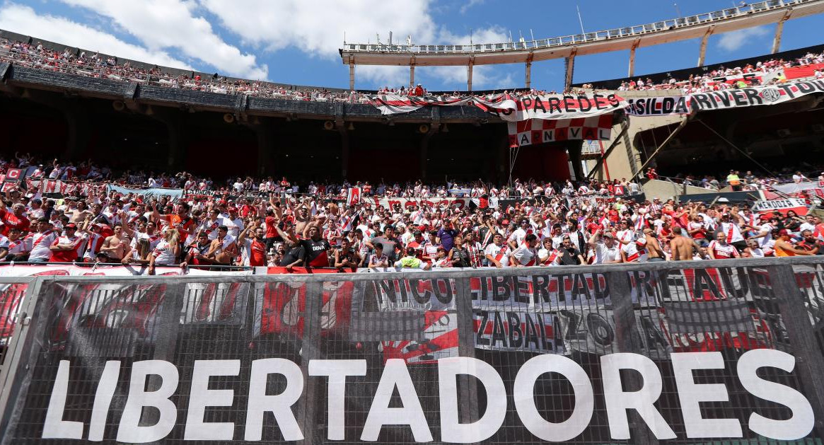 Hinchas de River en el Monumental en la previa a la Superfinal de Copa Libertadores (Reuters)