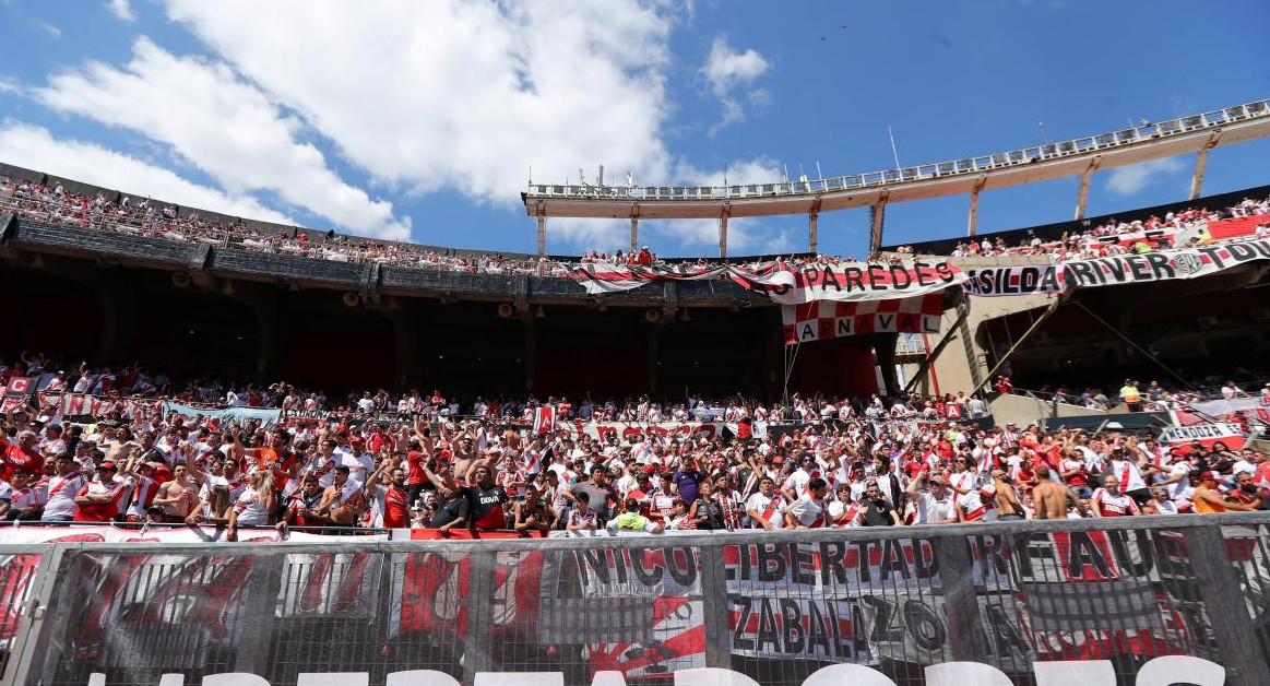 Hinchas de River en el Monumental en la previa a la Superfinal de Copa Libertadores (Reuters)