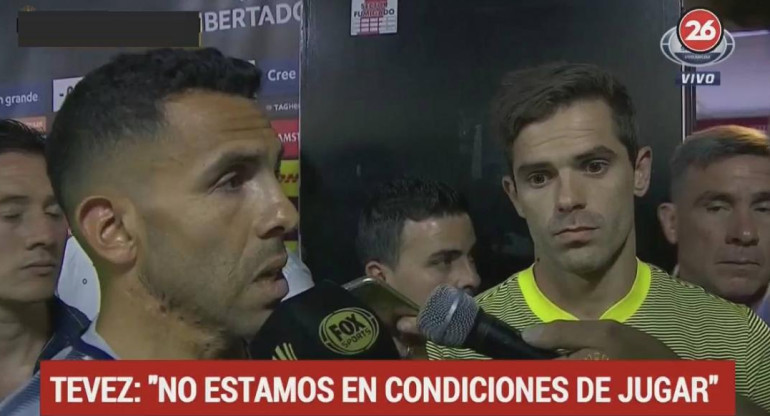 Carlos Tevez y Fernando Gago, en el vestuario del Monumental tras los incidentes (Canal 26)