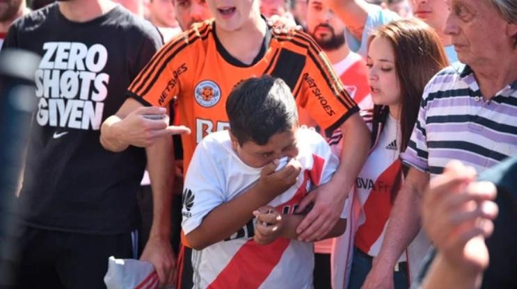 Incidentes a la salida del Monumental tras la suspensión de la Superfinal