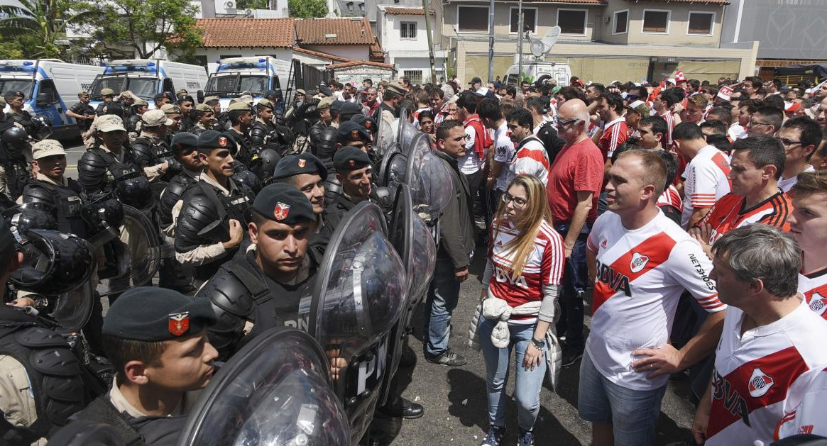 Policía con hinchas de River en el Monumental (NA)