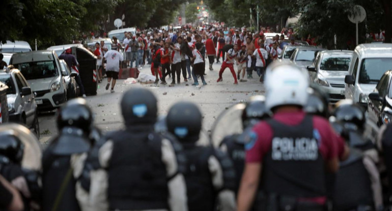 Incidentes en la Superfinal: hinchas de River contra la Policía (Reuters)