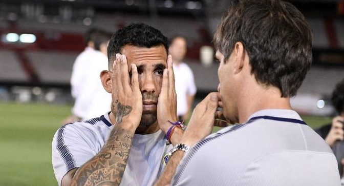 Carlos Tevez y Gustavo Barros Schelotto en el Monumental