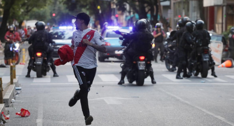 Incidentes tras la suspensión de la Superfinal (Reuters)