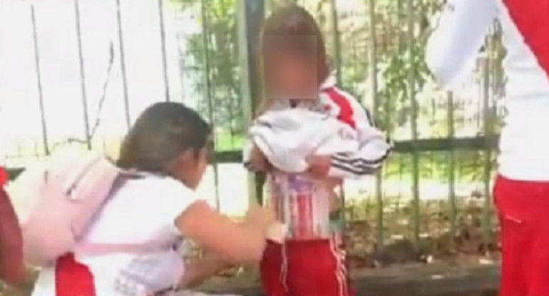 Mujer puso bengalas en cuerpo de una nena antes de la Superfinal por Copa Libertadores