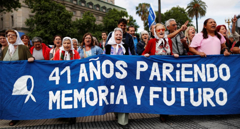 Protestas anti G20, Madres de Plaza de Mayo y organizaciones sociales frente al Congreso, Reuters