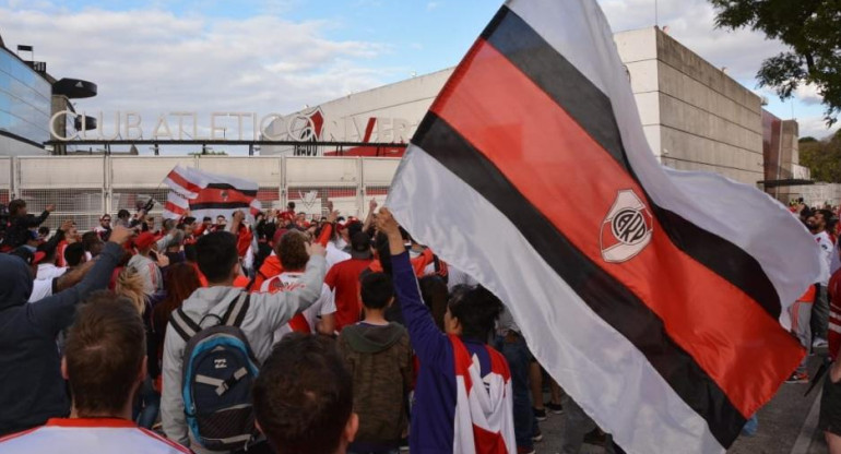 Banderazo de hinchas de River en el Monumental para no jugar la Superfinal en Madrid