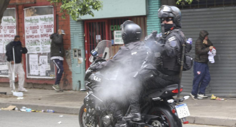 Policías con armas de fuego (NA)